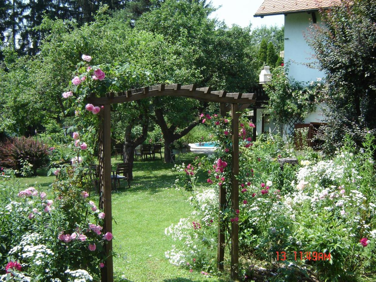 Ferienhaus Im Garten Mit Pool Viena